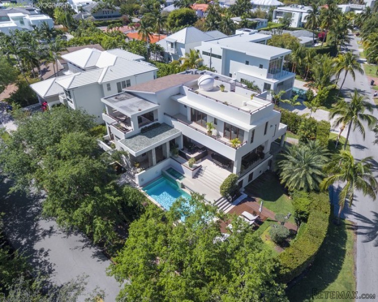 6 bedroom House For Sale: 220 Woodcrest.. - 2