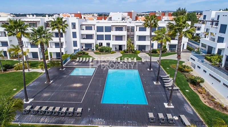 Fabulous 2 Bed Apartment, Closed Condo..