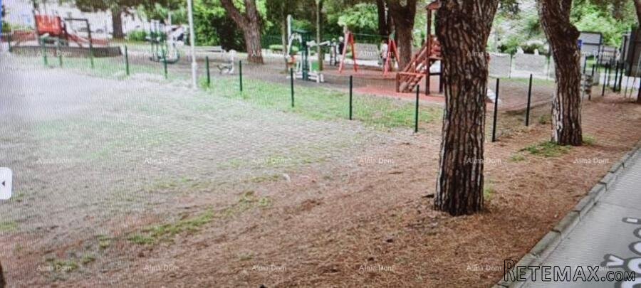 Građevinska parcela sa projektom za zgradu blizu plaže