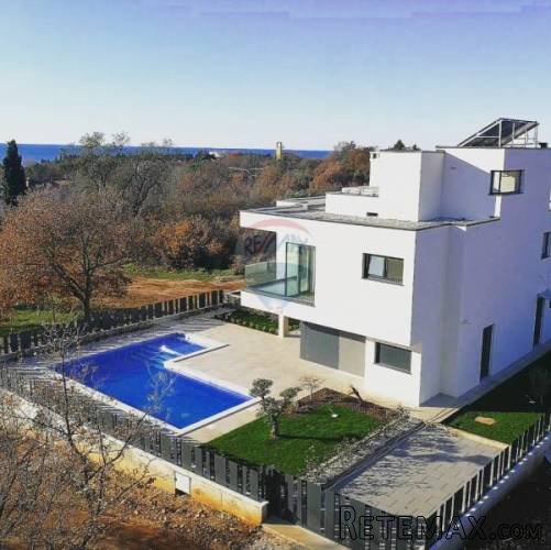 Prekrasna vila s bazenom, 500m od plaže
