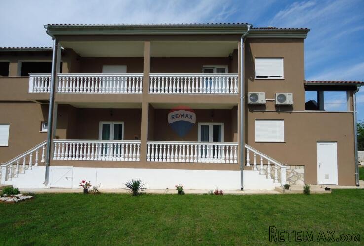 Istra,Prodol,kuća sa 6 apartmana i građevinskim zemljištem