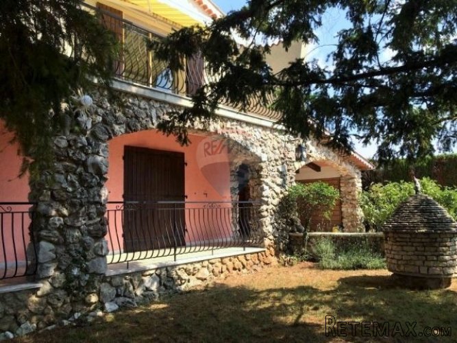 Kuća u unutrašnjosti s bazenom i prostranom okućnicom - 3