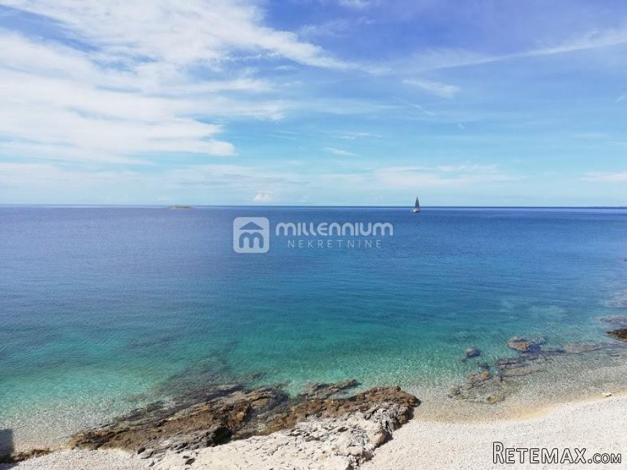 Mali Lošinj, otok Unije, kamena kuća, 1. red do mora