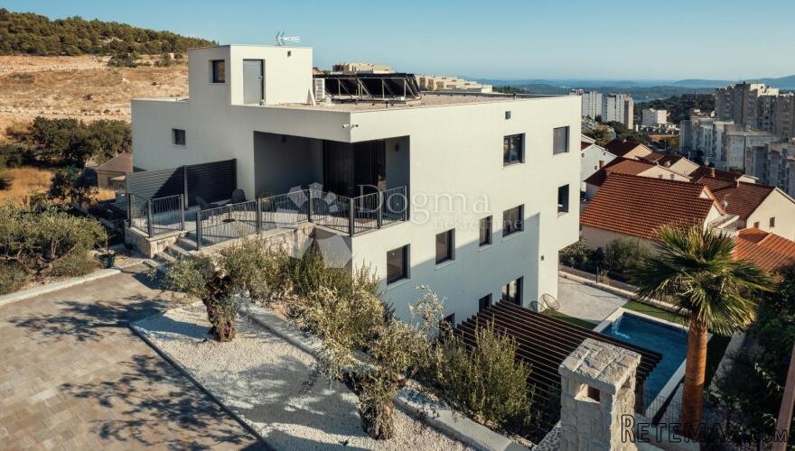 ŠIBENIK-EKSKLUZIVNI STAN S BAZENOM - 9