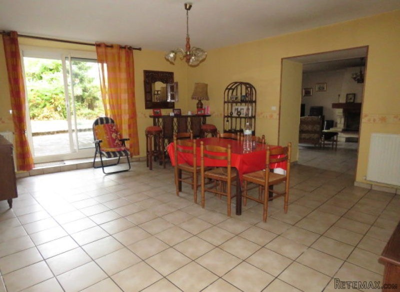 Big townhouse in centre of thriving..