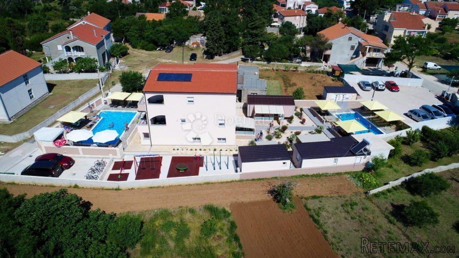 PREKRASNA VILLA SA 8 APARTMANSKIH JEDINICA I DVA BAZENA - 2