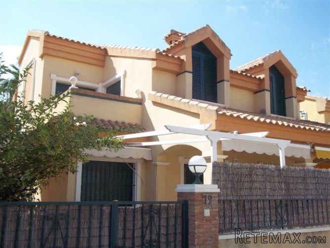 Beautiful semi-detached villa just 400 meters from the..