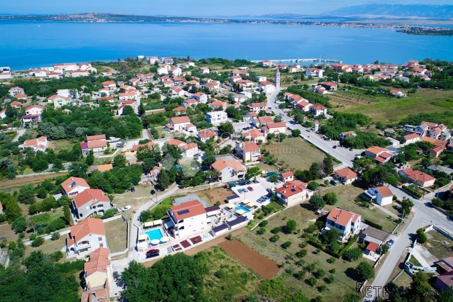 PREKRASNA VILLA SA 8 APARTMANSKIH JEDINICA I DVA BAZENA - 3