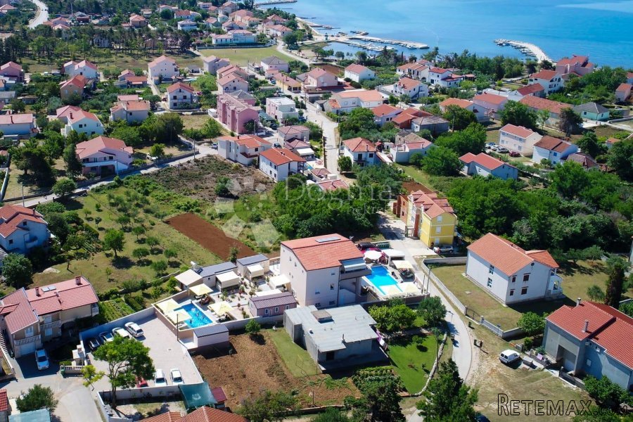PREKRASNA VILLA SA 8 APARTMANSKIH JEDINICA I DVA BAZENA - 4
