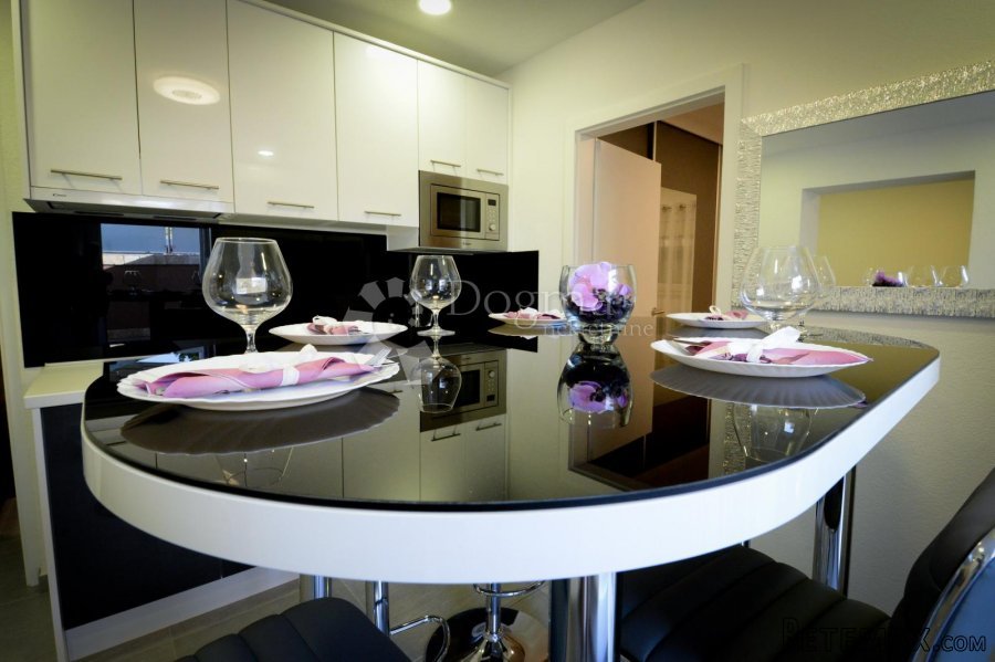 PREKRASNA VILLA SA 8 APARTMANSKIH JEDINICA I DVA BAZENA - 10