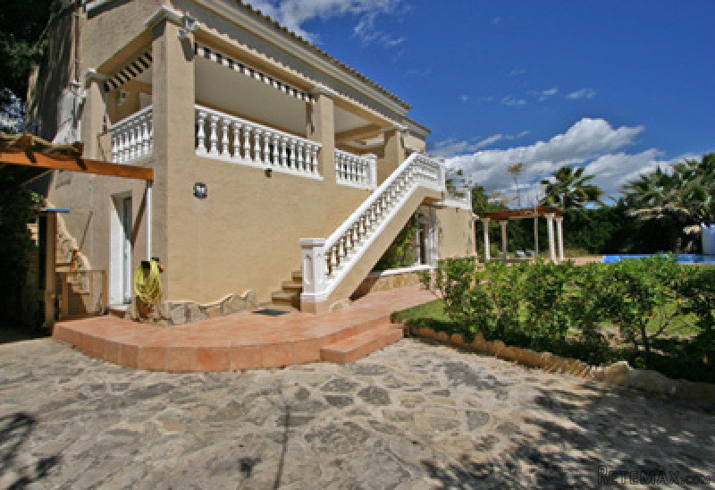 4 Bedrooms - Villa - For Sale - 2