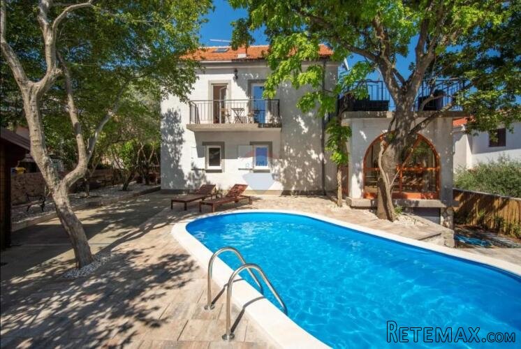 OTOK KRK-KORNIĆ kuća sa bazenom i okućnicom