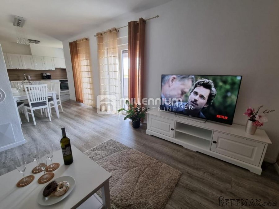 Pula, samostojeća kuća s pet stambenih jedinica i bazenom - 6