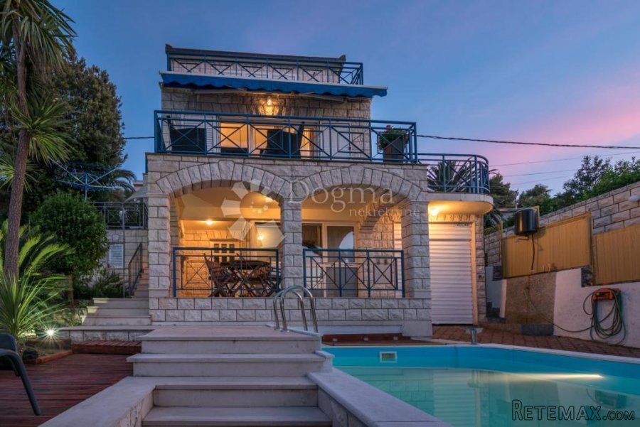 Villa prvi red uz more - TROGIR