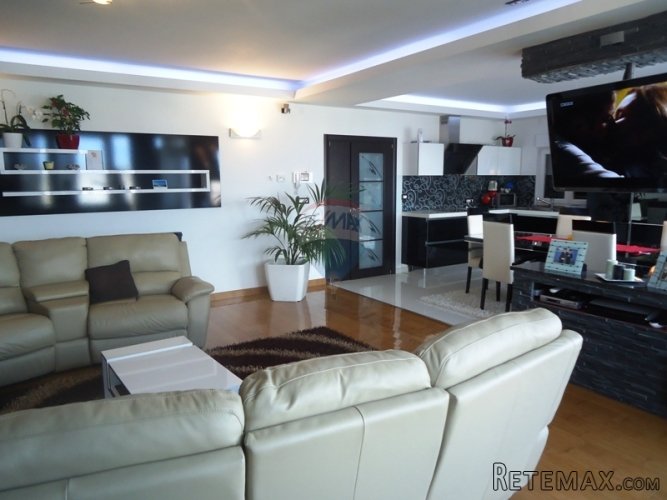 VRHUNSKI PENTHOUSE NA OBRONCIMA VIDIKOVCA