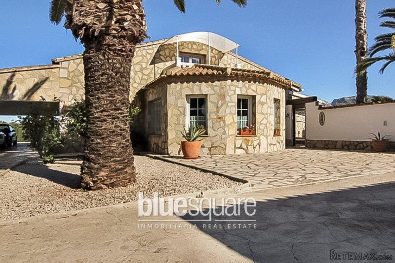 Immaculate 5 bedroom villa with 11300m2..