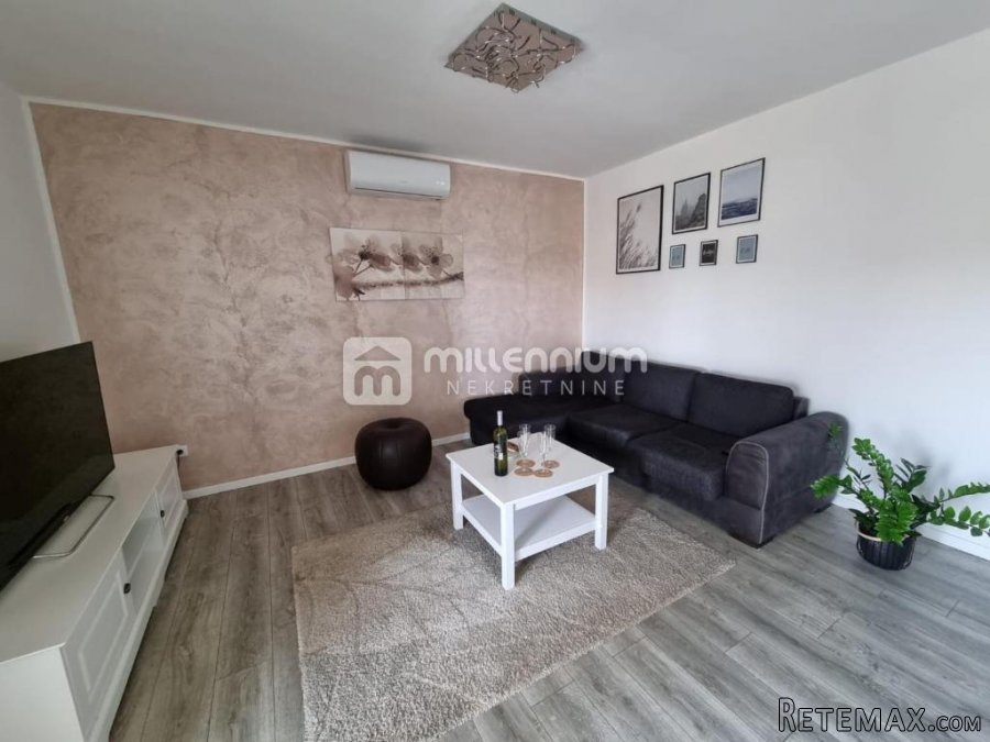 Pula, samostojeća kuća s pet stambenih jedinica i bazenom - 9