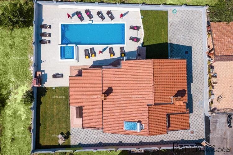 Valdebek. Samostojeća kuća s bazenom i jacuzzijem! Blizina c..