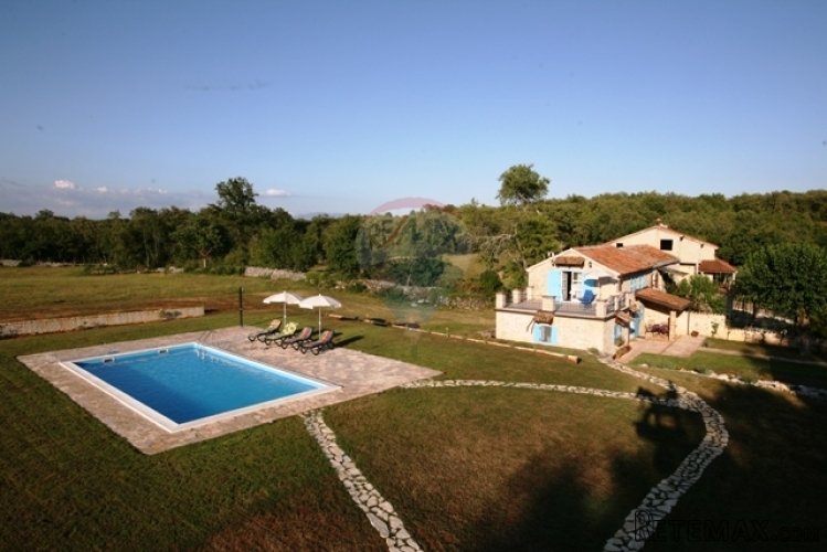 KRASNA MALA STANCIJA S BAZENOM NA 14500 m2