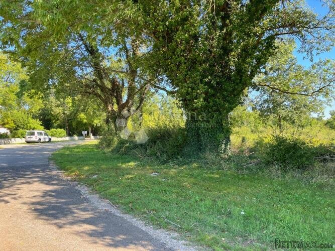 Prostrano građevinsko zemljište 1304 m² - 2