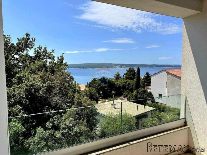 Crikvenica- stan na 1.katu sa parkingom i pogledom na more
