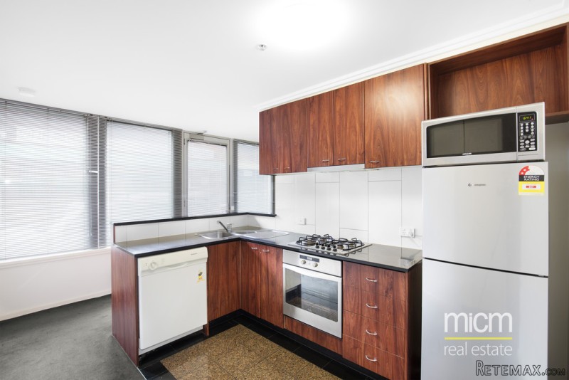 Rare One Bedroom Plus Study With Street.. - 2