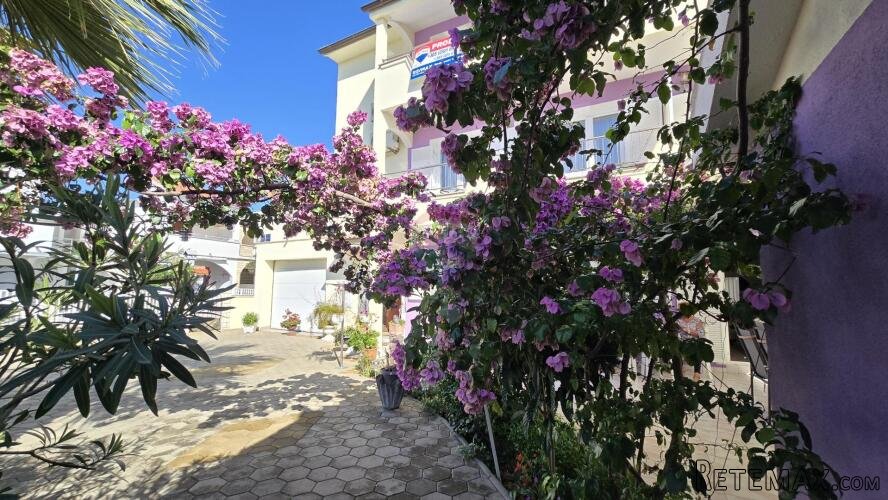 Vodice - kuća sa 7 apartmana i velikim dvorištem
