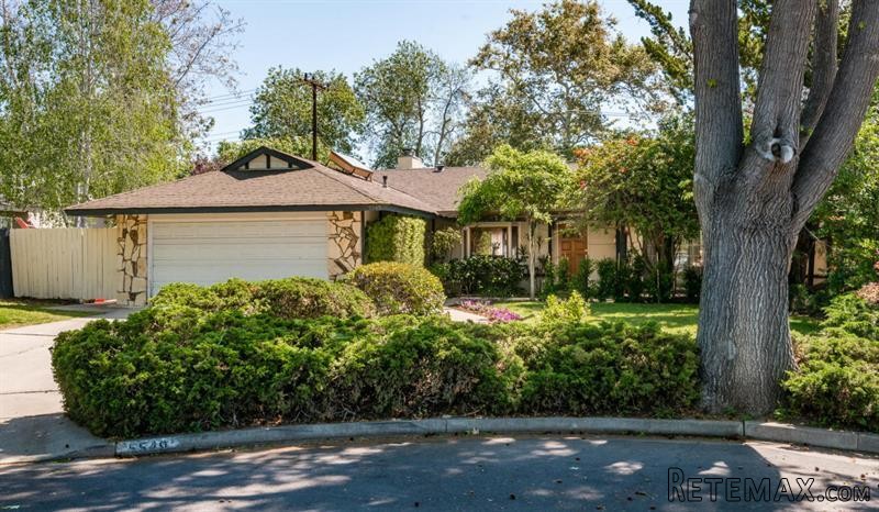 3 bedroom House For Sale: 5549..