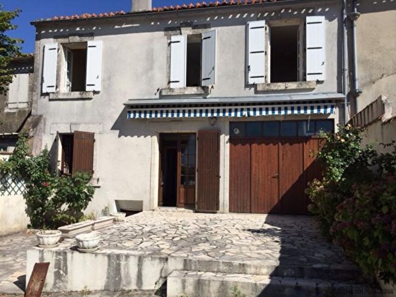 House 4 bedrooms, walk to shops..
