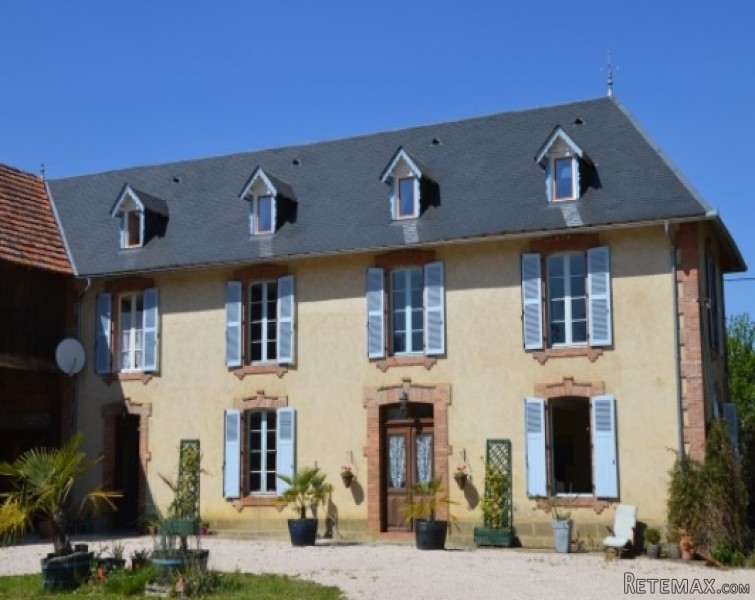 Romantic courtyard maison de maitre..
