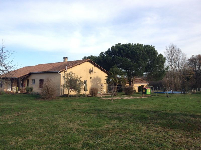 A Single Storey Property With Swimming..
