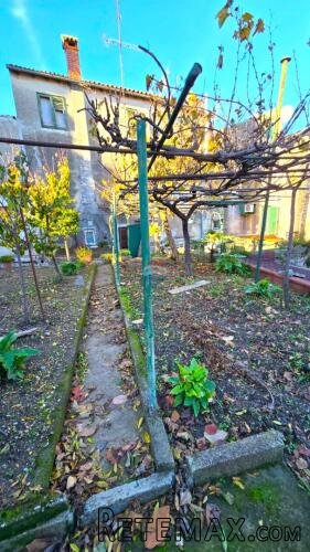 Rovinj, kuća sa vrtom i cisternom, mirna ulica, za renovacij - 2