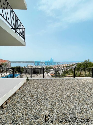 Crikvenica- Stan u vrhunskoj novogradnji, sa okućnicom
