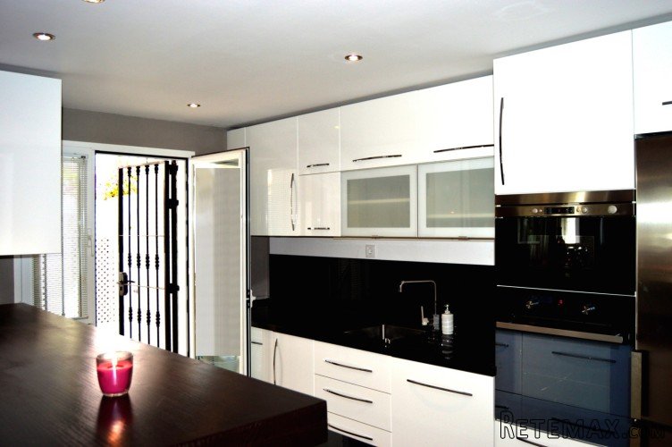 Close to Puerto Banus in a very sought after urbanisation... - 2