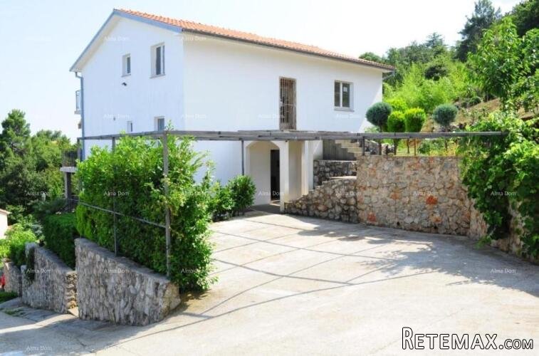 Prodaje se kuća sa apartmanima u vrlo mirnom mjestu s..