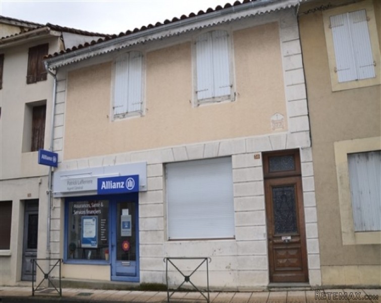 Spacious town house with courtyard and..