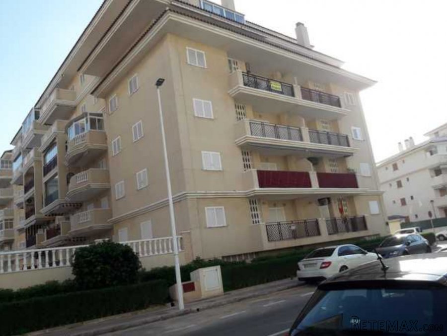 Beautiful green gated complex 3 minutes walk to the chic..