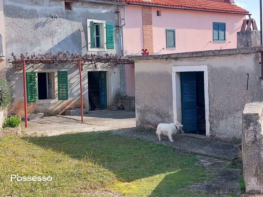 Samo kod nas!! Kuća na moru s velikim potencijalom