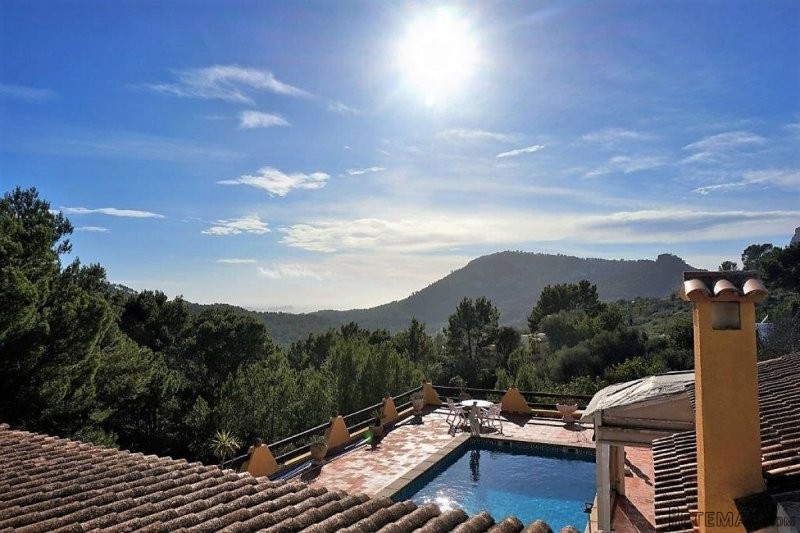 Spacious villa with 2 guest apartments..