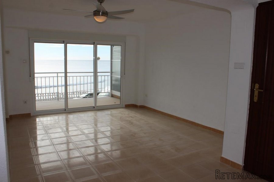 Este apartamento de 3 dormitorios y 2 baños está situado e.. - 2