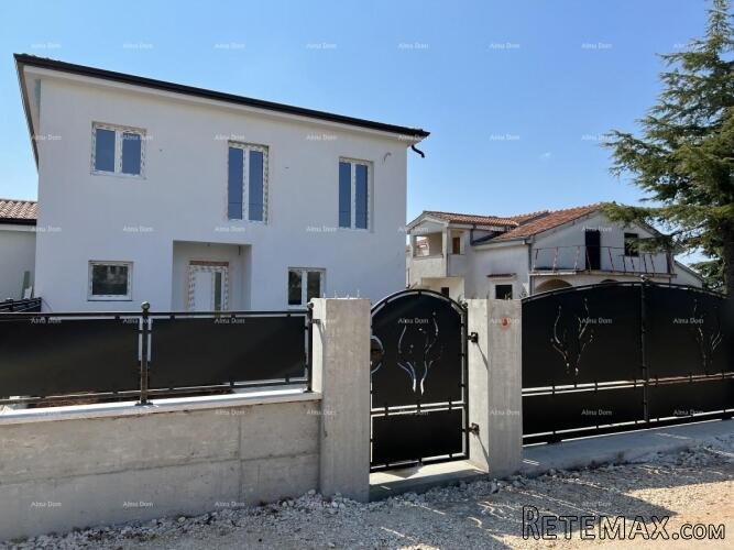 Nova kuća sa bazenom, moderno uređena. 7 km do centra g..