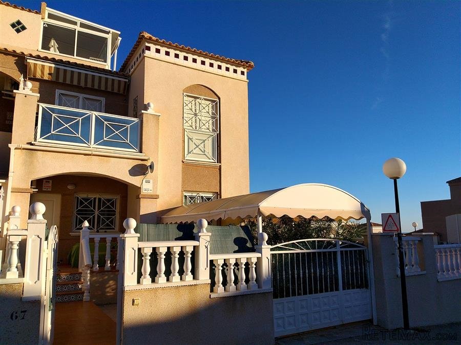 Este hermoso bungalow de esquina, junto a la piscina, se..
