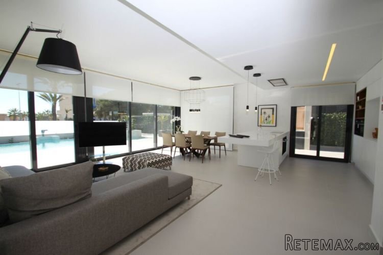 Located in Campoamor just a few hundred meters from the.. - 2