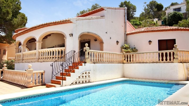 Stunning villa with panoramic sea views