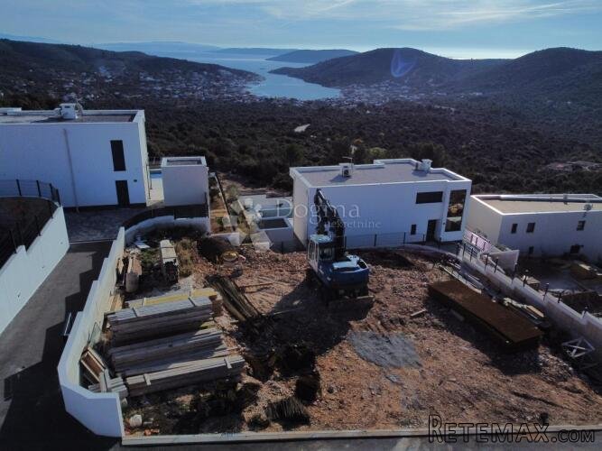 VINIŠĆE- ZEMLJIŠTE ZA VILLU S DOZVOLOM I POGLEODM - 2