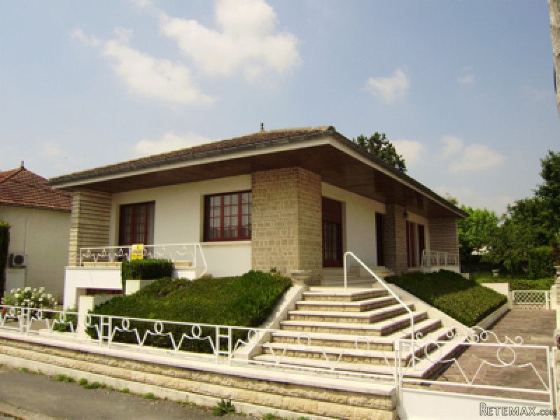 Large Detached House Close To Commerce