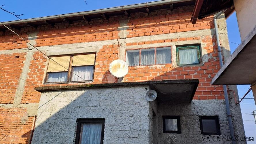 Izvrsna lokacija, kuća s 3 stana - 2
