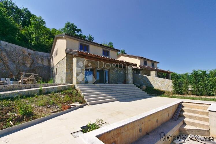 OPATIJA, POLJANE- KUĆA SA DVA DVOETAŽNA STANA DVA BAZENA I P - 2