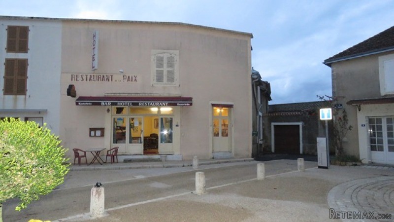 Restaurant / Hotel in busy provincial..