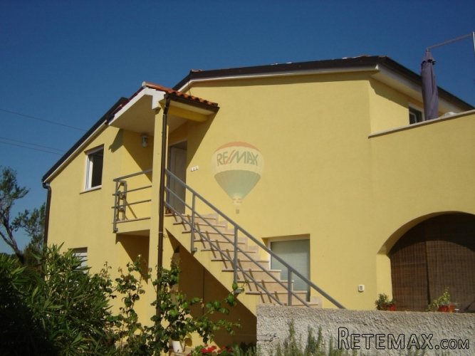 Istra, okolica Pule, simpatična katnica sa tri odvojena... - 2